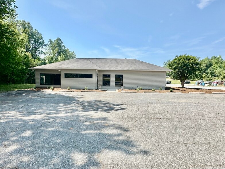 415 Semora Rd, Roxboro, NC à louer - Photo de l’immeuble – Image 3 sur 49