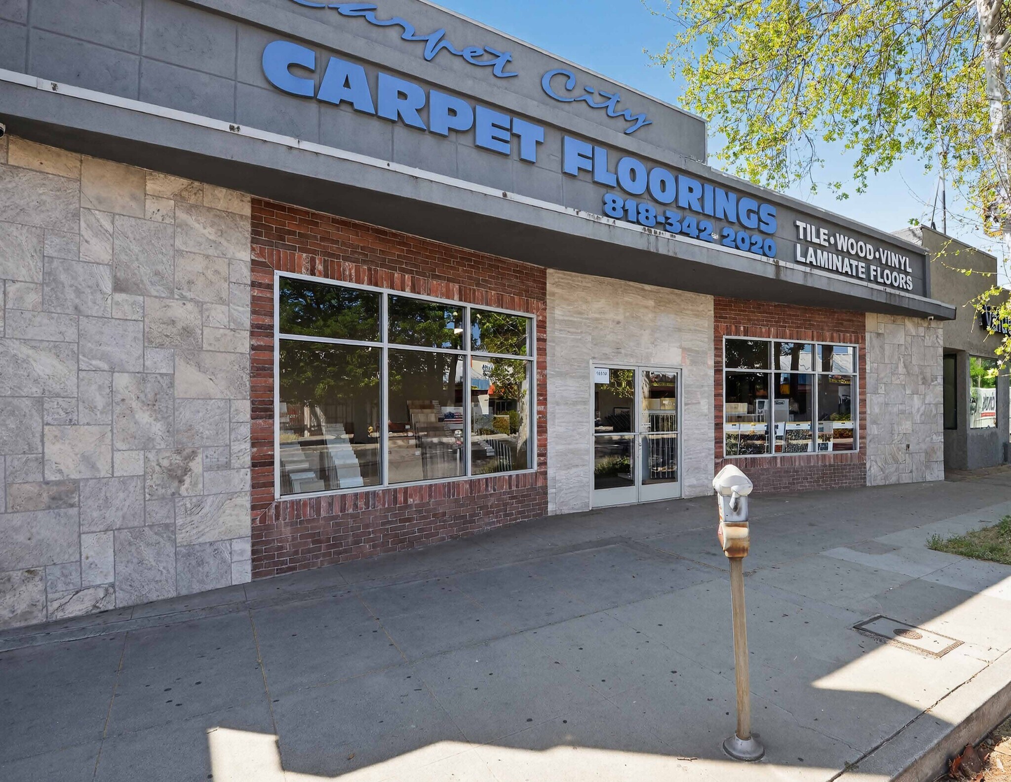 18314 Sherman Way, Reseda, CA à vendre Photo principale– Image 1 sur 19