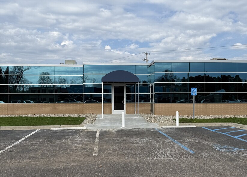 8235 N Holly Rd, Grand Blanc, MI à louer - Photo de l’immeuble – Image 2 sur 21