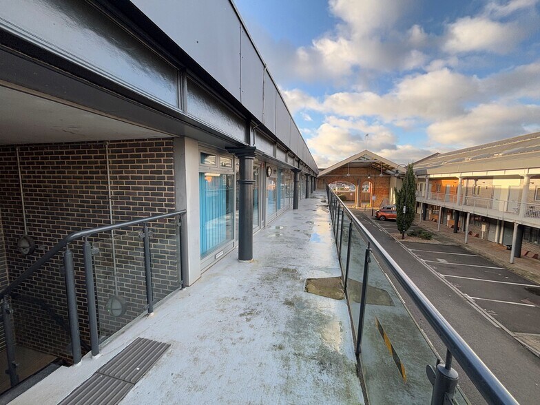 Wolverton Park Rd, Milton Keynes à louer - Photo de l’immeuble – Image 3 sur 22