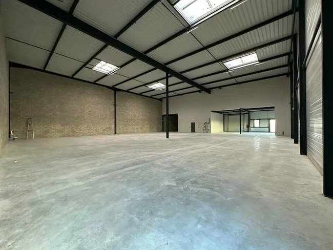 Plus de détails pour 9 Rue Marguerite Aumerle, Persan - Local d'activités à louer