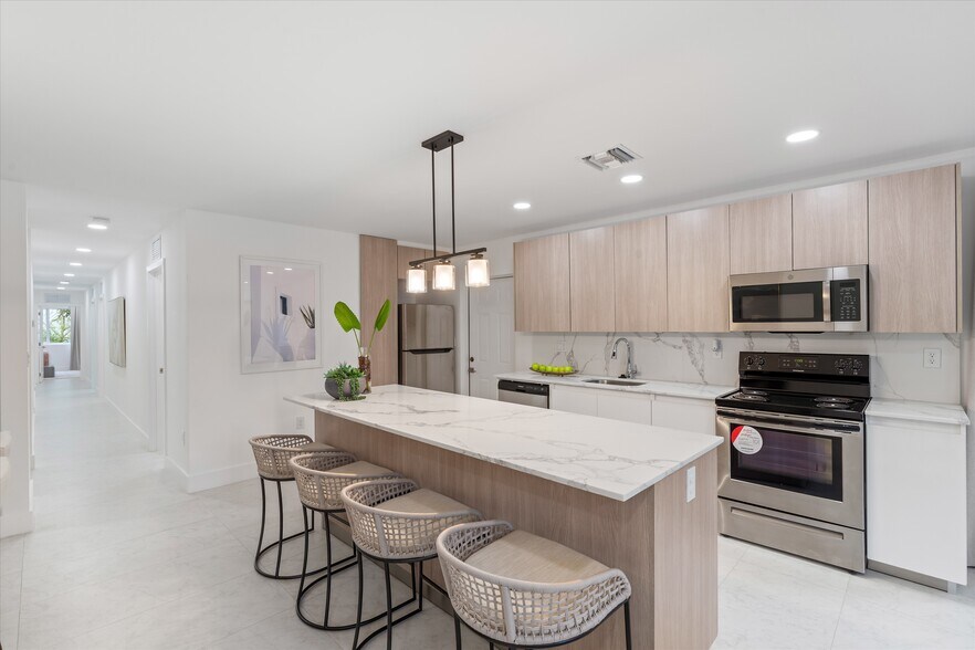 1212 NW 6th Ct, Fort Lauderdale, FL à vendre - Photo intérieure – Image 3 sur 24