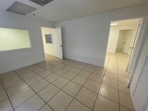 10302 NW South River Dr, Medley, FL à louer Photo intérieure– Image 2 sur 9