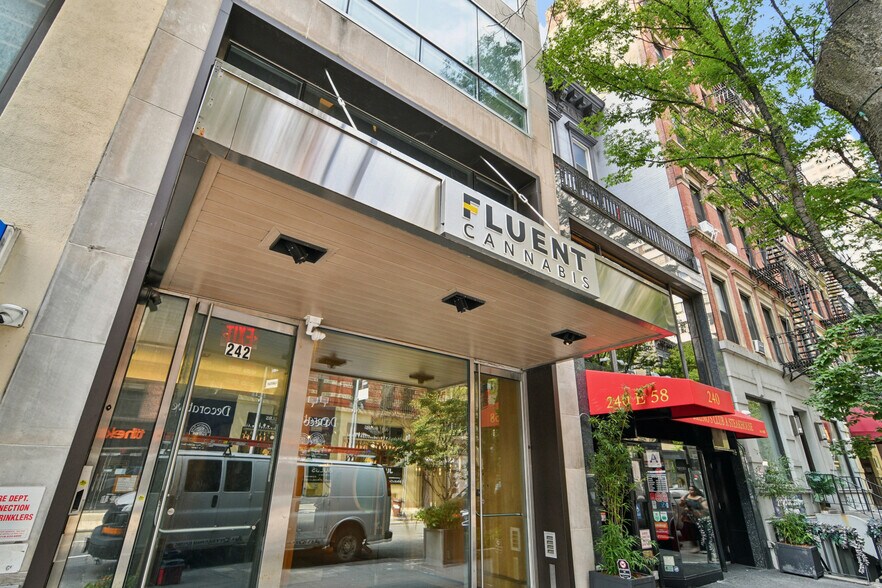242 E 58th St, New York, NY à louer - Photo de l’immeuble – Image 3 sur 21