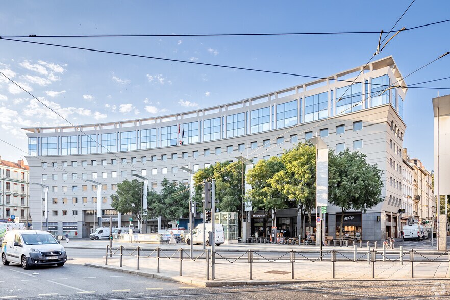 Bureau dans Villeurbanne à louer - Photo de l’immeuble – Image 2 sur 2