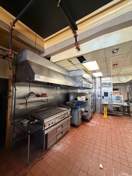 944 Elm St, Manchester, NH à louer - Photo de l’immeuble – Image 3 sur 6