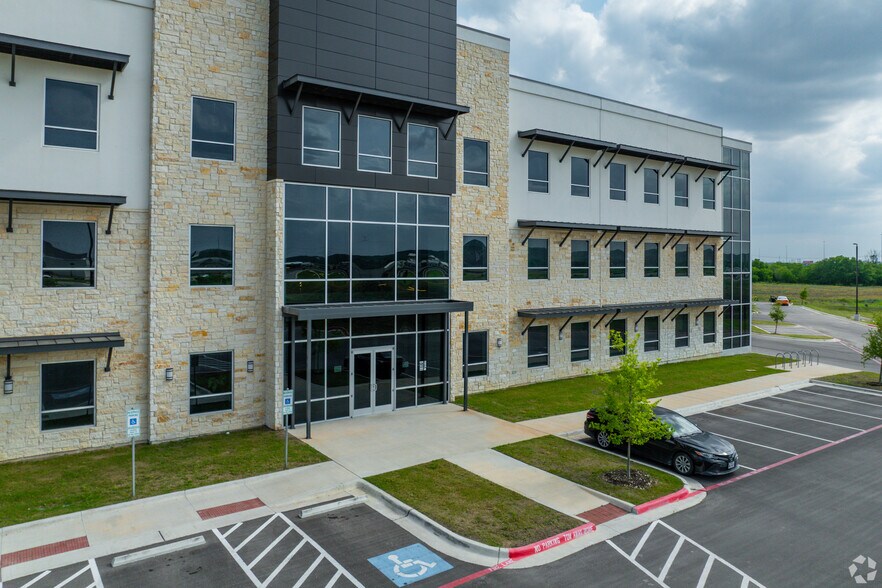 622 Opportunity Blvd, San Marcos, TX à louer - Photo de l’immeuble – Image 3 sur 13