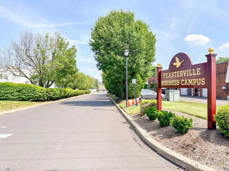 406 E Pennsylvania Blvd, Feasterville Trevose, PA à louer - Photo de l’immeuble – Image 2 sur 35