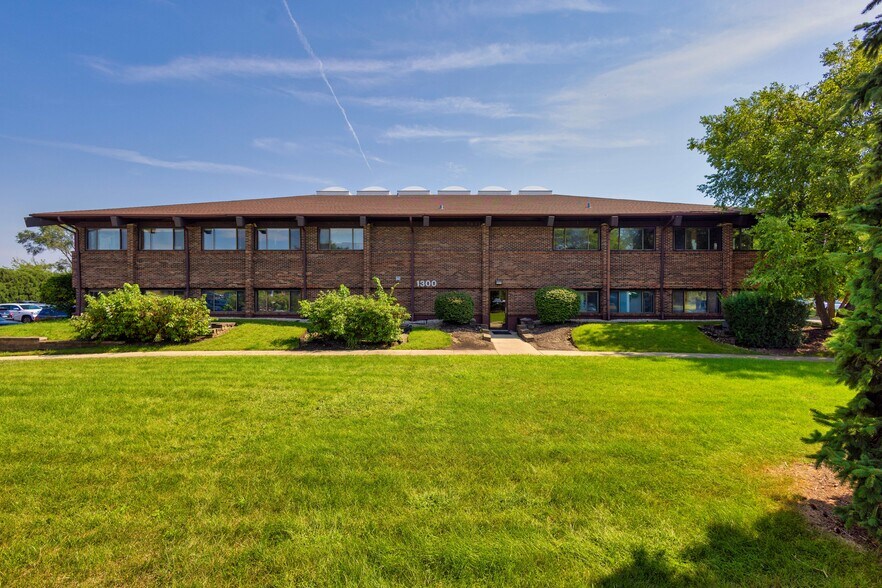 1300 Iroquois Ave, Naperville, IL à louer - Photo de l’immeuble – Image 2 sur 17