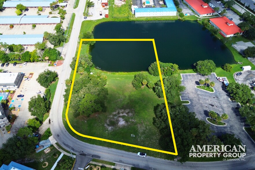 647 67th Street Cir E, Bradenton, FL à vendre - Photo de l’immeuble – Image 1 sur 5