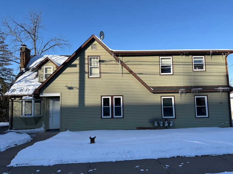 213 S Adams St, Saint Croix Falls, WI à louer - Photo de l’immeuble – Image 1 sur 8