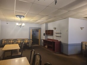 189 Picton Main St, Picton, ON à louer Photo intérieure– Image 2 sur 3