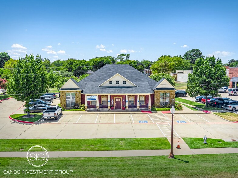 805 S Clay St, Ennis, TX à vendre - Photo de l’immeuble – Image 1 sur 5