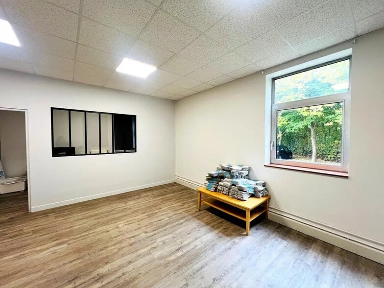 Local d’activités dans Voisins-le-Bretonneux à louer - Photo de l’immeuble – Image 2 sur 8