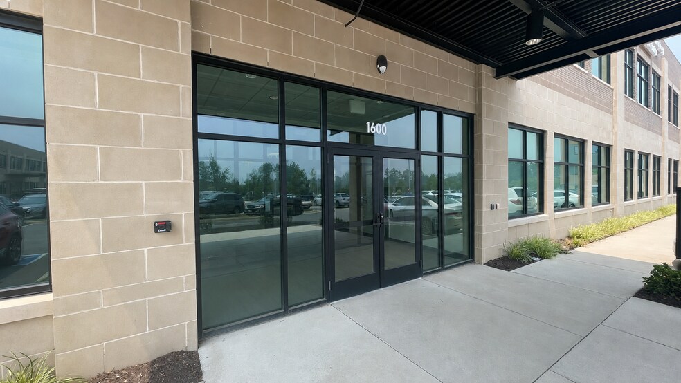 1600 Wilkes Ridge Dr, Henrico, VA à louer - Photo de l’immeuble – Image 2 sur 5