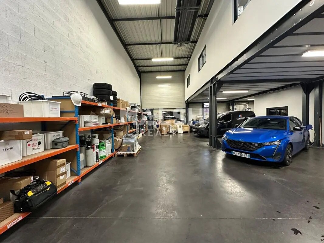 Local d’activités dans Décines-Charpieu à louer Photo de l’immeuble– Image 1 sur 13