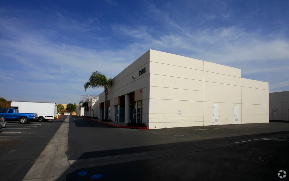 2185 Sampson Ave, Corona, CA à louer - Photo de l’immeuble – Image 3 sur 3