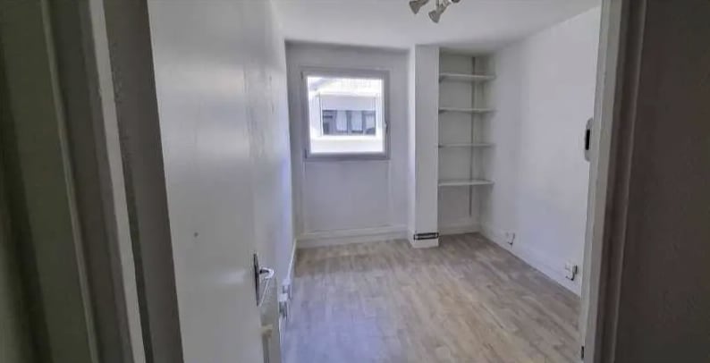 Immeuble residentiel dans Paris à vendre - Photo intérieure – Image 3 sur 4