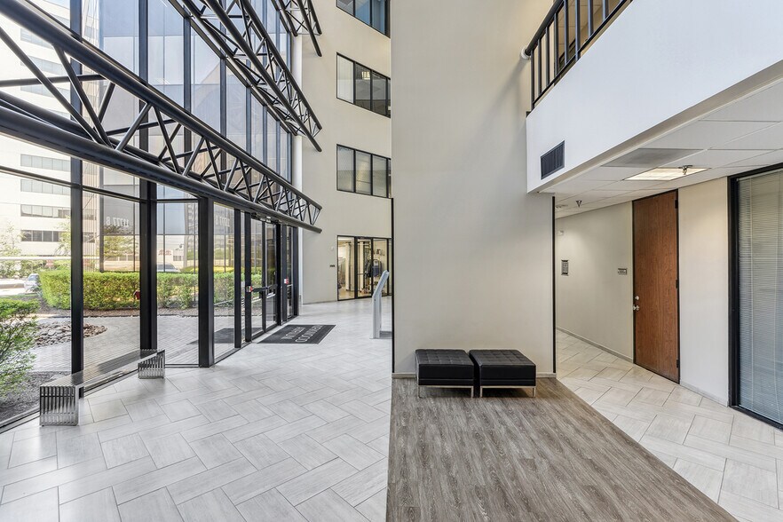 11777 Katy Fwy, Houston, TX à louer - Hall d’entrée – Image 3 sur 15