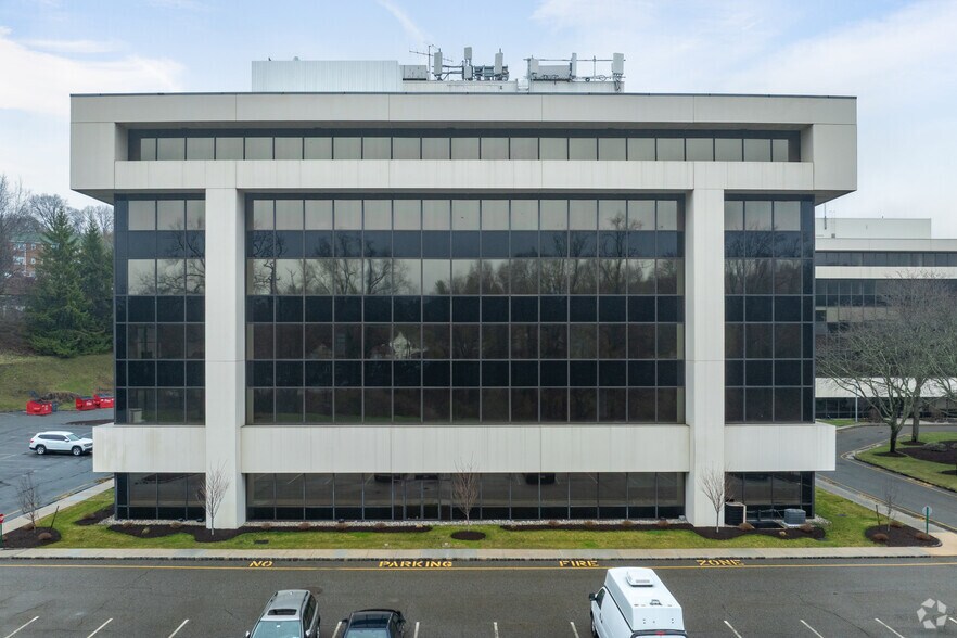 220 White Plains Rd, Tarrytown, NY à louer - Photo de l’immeuble – Image 3 sur 4