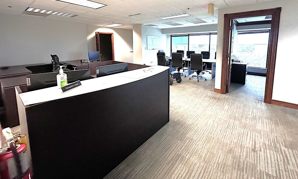 18501 Murdock Cir, Port Charlotte, FL à louer - Photo de l’immeuble – Image 3 sur 37