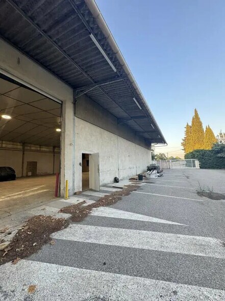 Local d’activités dans Châteaurenard à louer - Photo de l’immeuble – Image 1 sur 8