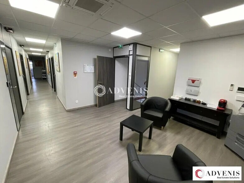 Local d’activités dans Le Haillan à louer - Photo de l’immeuble – Image 3 sur 12