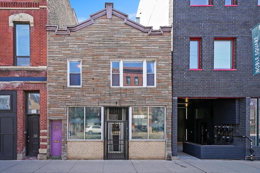 1303 W Chicago Ave, Chicago, IL à vendre - Photo de l’immeuble – Image 1 sur 33