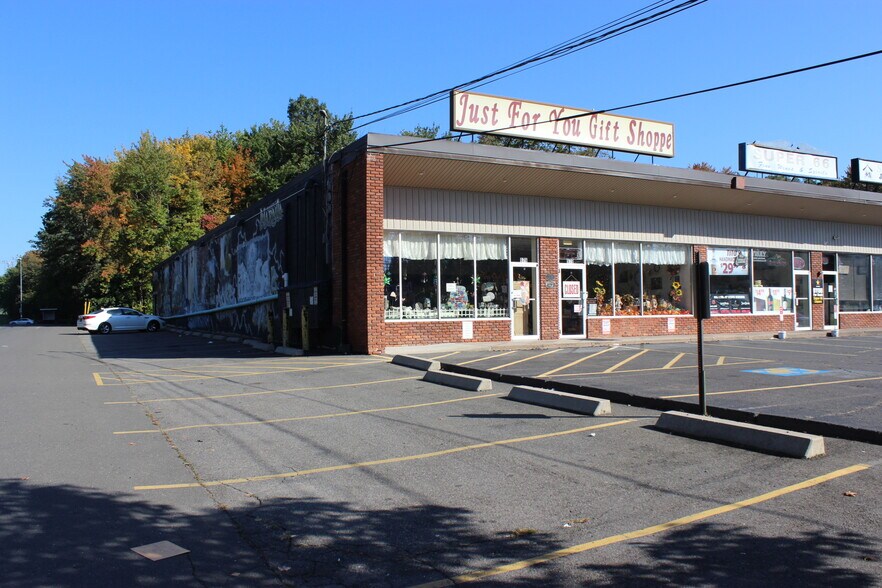 969-979 Meriden Waterbury Tpke, Plantsville, CT à louer - Photo de l’immeuble – Image 1 sur 32