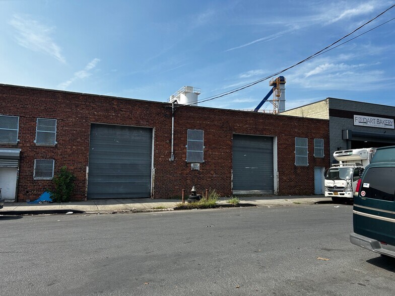 1335 E Bay Ave, Bronx, NY à vendre - Photo de l’immeuble – Image 2 sur 7