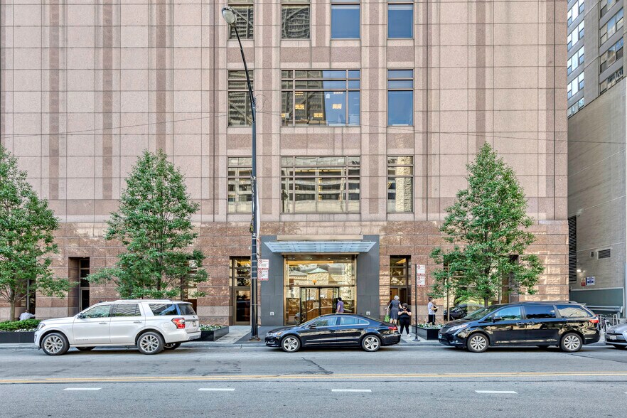 737 N Michigan Ave, Chicago, IL à louer - Photo de l’immeuble – Image 3 sur 22