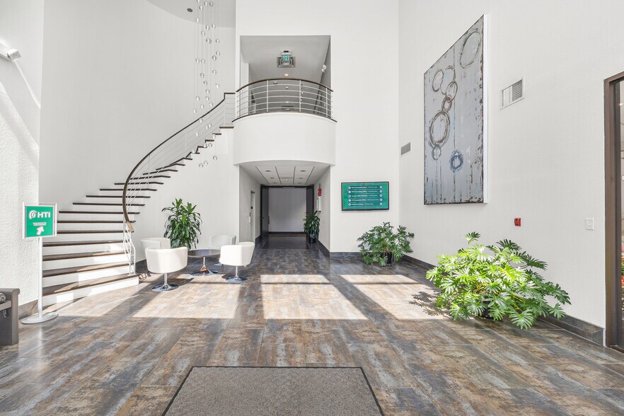 105 N Spring St, Greenville, SC à louer - Photo de l’immeuble – Image 2 sur 6