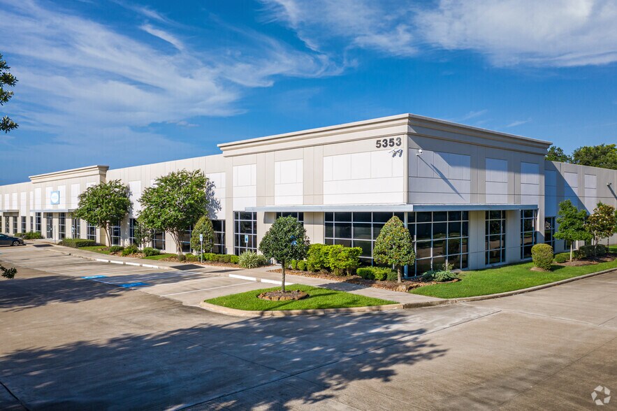 5353 W Sam Houston Pky N, Houston, TX à louer - Photo principale – Image 1 sur 4
