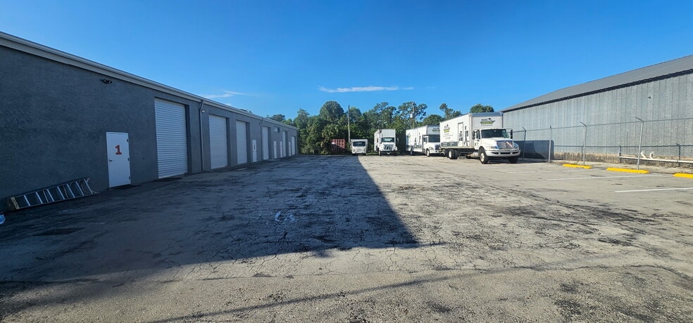 5619 8th St W, Lehigh Acres, FL à louer - Photo de l’immeuble – Image 1 sur 8