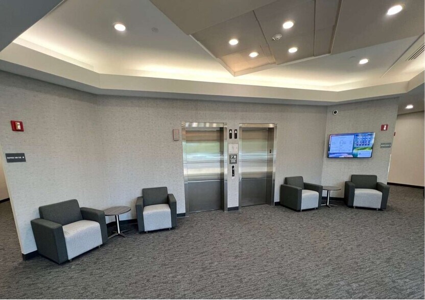 4355 Weaver Pky, Warrenville, IL à louer - Hall d’entrée – Image 2 sur 8