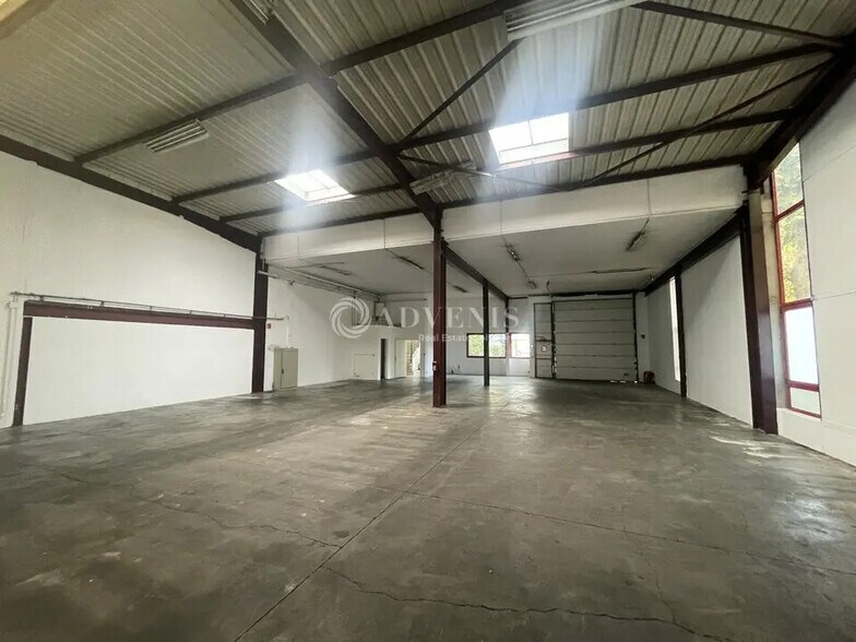 Local d’activités dans Le Blanc-Mesnil à louer - Photo de l’immeuble – Image 2 sur 7