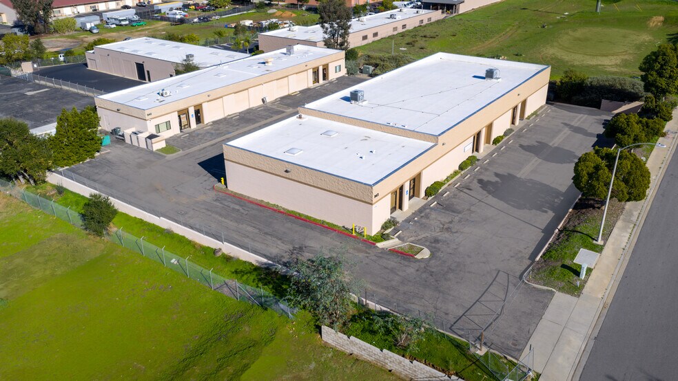 342 Industrial Way, Fallbrook, CA à vendre - Photo principale – Image 1 sur 10