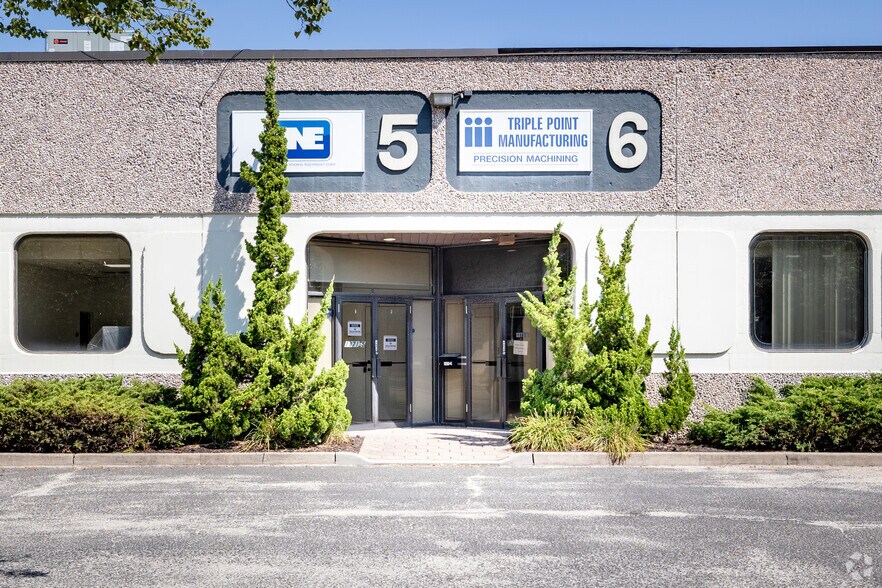 1371 Church St, Bohemia, NY à louer - Photo de l’immeuble – Image 2 sur 4