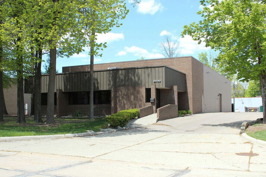 23192 Commerce Dr, Farmington Hills, MI à louer - Photo de l’immeuble – Image 2 sur 2