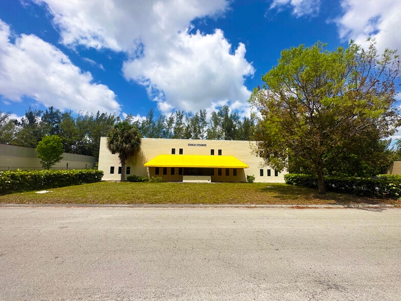 2180 NW 94th Ave, Miami, FL à louer - Photo de l’immeuble – Image 2 sur 5