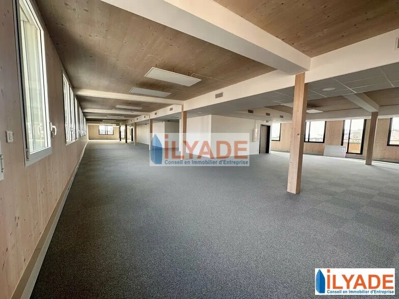 10 Place Bougainville, Marseille à louer - Photo de l’immeuble – Image 2 sur 7