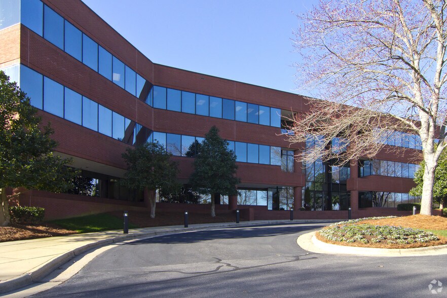 900 Ridgefield Dr, Raleigh, NC à louer - Photo de l’immeuble – Image 2 sur 31
