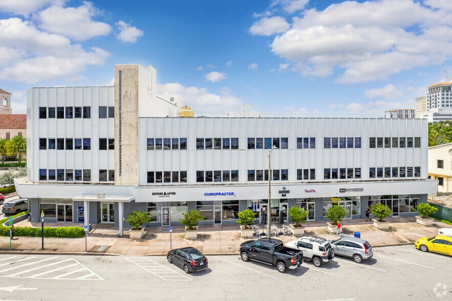 475 Biltmore Way, Coral Gables, FL à louer - Photo de l’immeuble – Image 3 sur 7