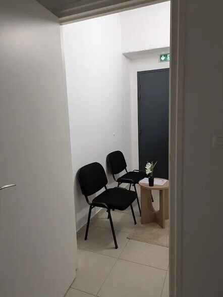 Local commercial dans Bourgoin-Jallieu à louer - Photo de l’immeuble – Image 3 sur 10