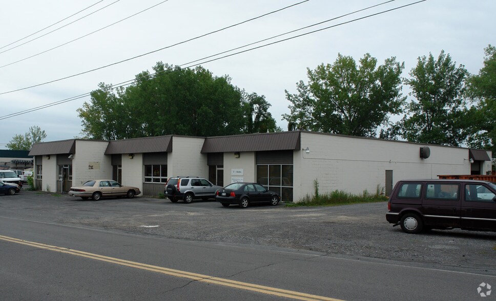 114-118 Boss Rd, Mattydale, NY à louer - Photo de l’immeuble – Image 2 sur 11