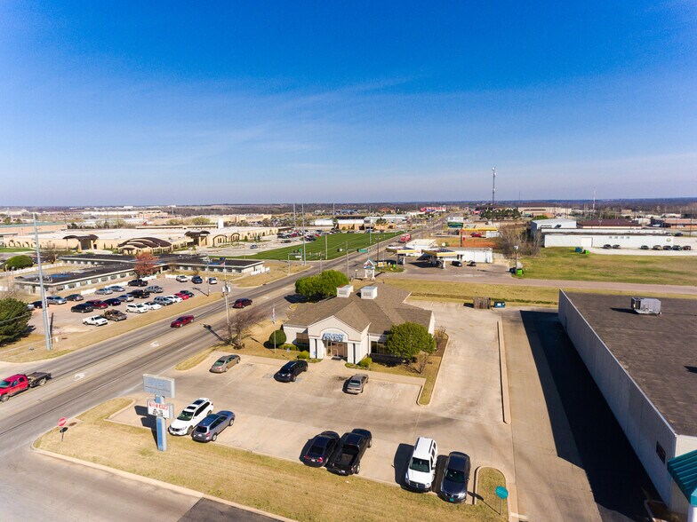 930 N Country Club Rd, Ada, OK à louer - Photo de l’immeuble – Image 2 sur 7