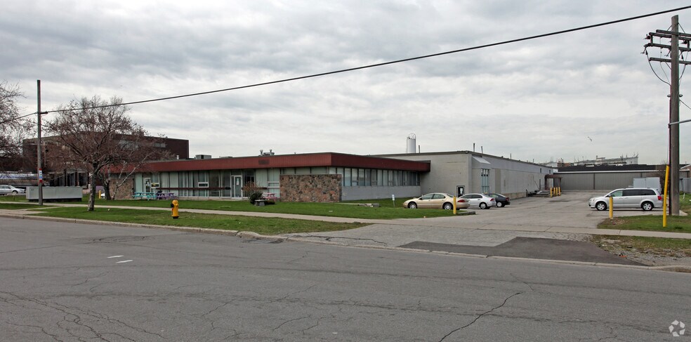 68 Railside Rd, Toronto, ON à louer - Photo de l’immeuble – Image 2 sur 12