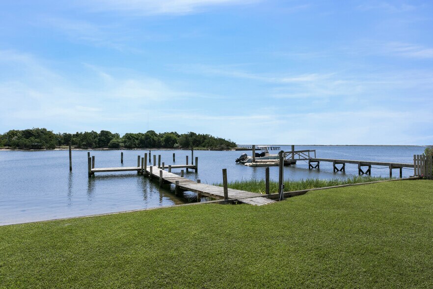 35 Gardners Ln, Hampton Bays, NY à vendre - Photo de l’immeuble – Image 1 sur 23
