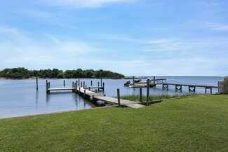 Plus de détails pour 35 Gardners Ln, Hampton Bays, NY - Logement à vendre