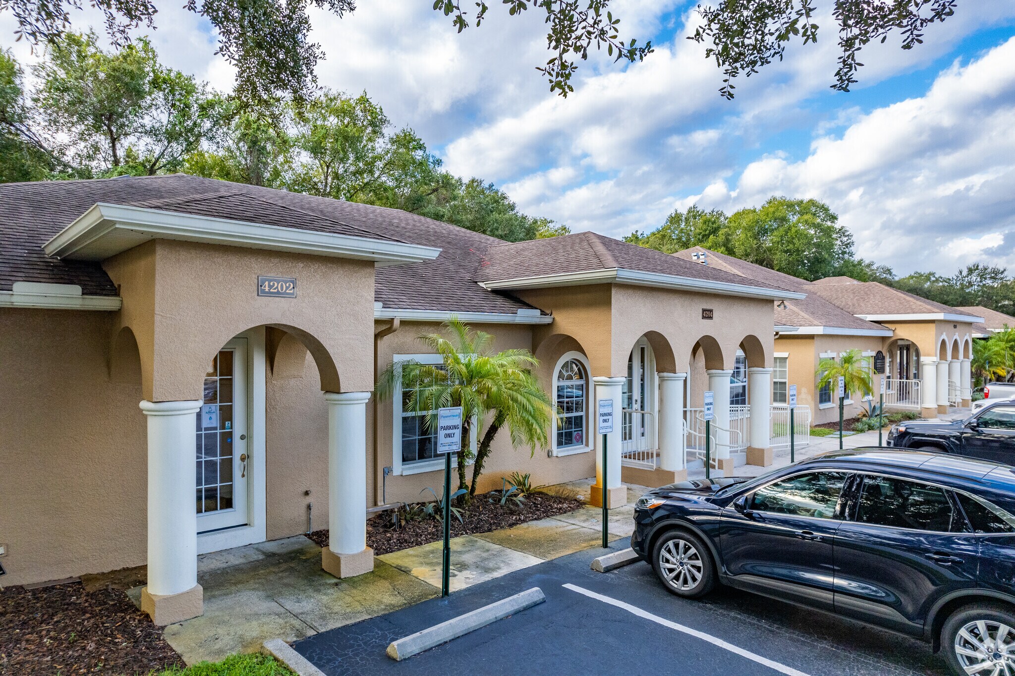 4202-4204 W Linebaugh Ave, Tampa, FL à louer Photo principale– Image 1 sur 10